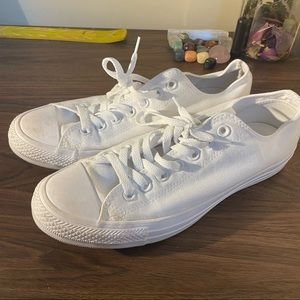white chuck taylor converse W10.5 F8.5